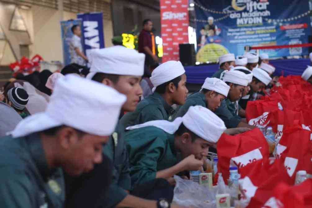 
Sebahagian pelajar tahfiz yang menyertai Jelajah Iftar Ala Madinah Mydin di pekarangan Mydin Gong Badak, Kuala Nerus pada Khamis.