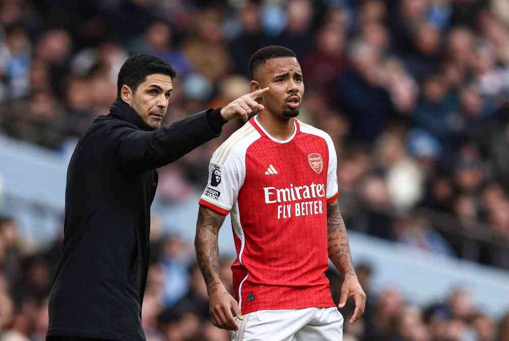 Arteta (kiri) memberikan arahan kepada Gabriel Jesus semasa aksi liga menentang Manchester City di Stadium Etihad pada 31 Mac lalu. Foto: AFP