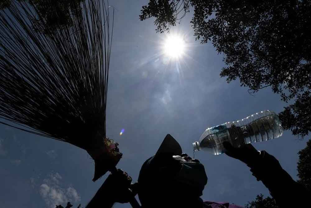 Cara mencegah atau mengurangkan kesan terhadap kesihatan akibat cuaca panas melampau adalah perlu minum air kosong dengan banyak tanpa mengira tahap aktiviti fizikal dilakukan. Foto fail Bernama