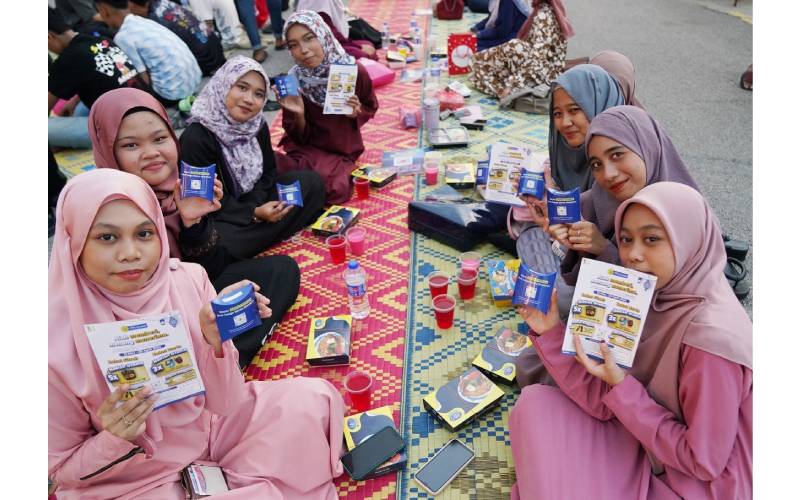 Beberapa pengunjung berpeluang membayar zakat fitrah dan harta secara dalam talian semasa program Iftar Ala Madinah@Karangkraf pada Jumaat.