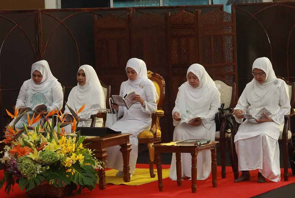 Tengku Permaisuri Norashikin (tengah) mencemar duli di Majlis Khatam Al-Quran Perdana pada Sabtu.