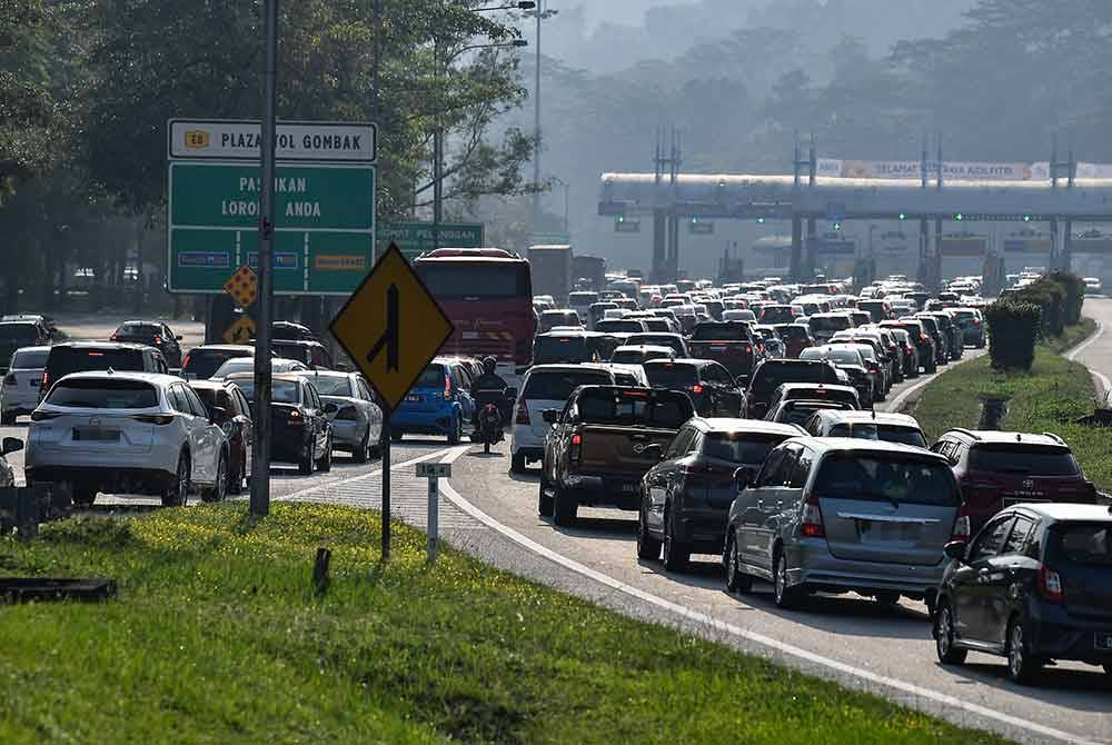 Aliran trafik menuju ke Plaza Tol Gombak mulai sesak susulan orang ramai memulakan pergerakan untuk pulang ke kampung halaman masing-masing sempena sambutan Aidilfitri ketika tinjauan pada Sabtu. Foto Bernama