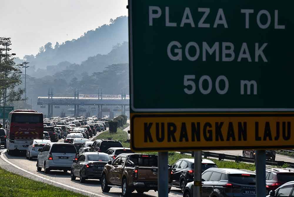 Rakyat khususnya umat Islam yang akan meraikan Hari Raya Aidilfitri diminta untuk menjaga keselamatan diri serta ahli keluarga terutama ketika perjalanan pulang ke kampung halaman masing-masing. Foto Bernama