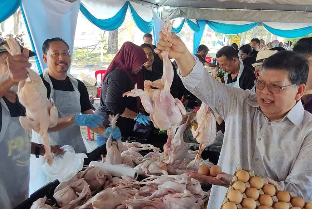 Johari (kanan) semasa meninjau Program Jualan Termurah Madani di Bandar Perdana, Sungai Petani pada Sabtu.