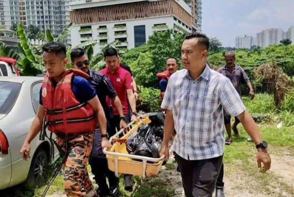 Anggota JBPM mengangkat mayat mangsa berusia 21 tahun yang ditemukan lemas di Jalan Klang Lama, Kuala Lumpur pada Jumaat. Foto ihsan JBPM