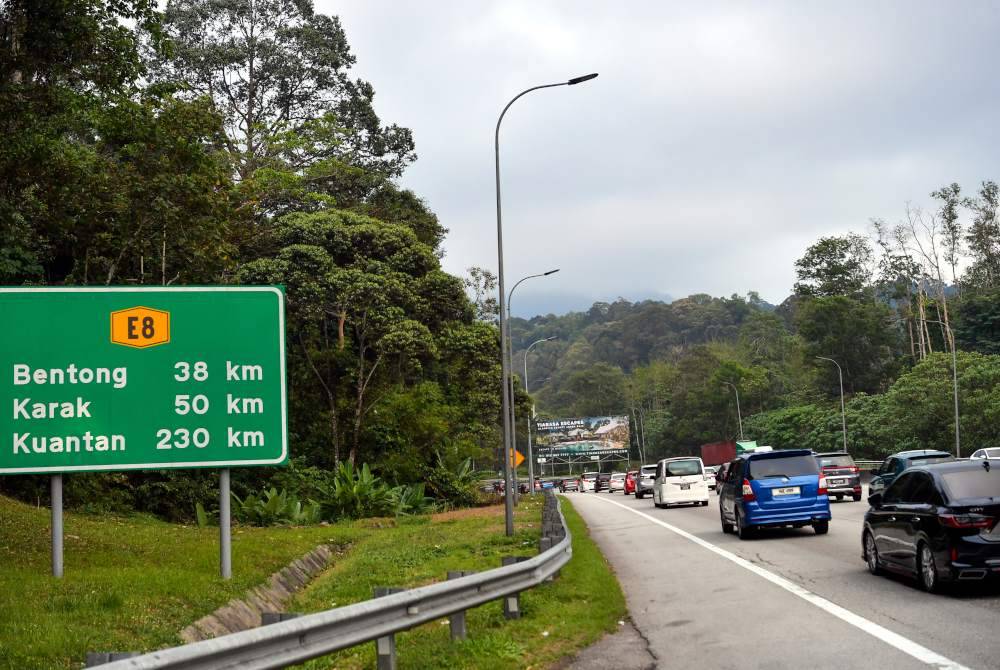 Aliran trafik dilaporkan tinggi dan perlahan di beberapa lebuh raya utama berikutan pertambahan kenderaan sempena cuti sambutan Aidilfitri. Foto Bernama