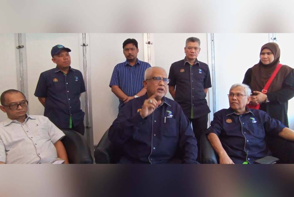 Mahfuz (tengah) pada sidang media selepas merasmikan program Jualan Agro Madani Mega Raya di Dataran Jalan Istana Lama pada Sabtu.