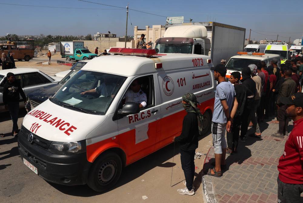 Konvoi ambulans membawa mayat staf WCK yang terkorban tiba di lintasan Rafah untuk menyeberangi Mesir pada Rabu lalu. Foto Agensi