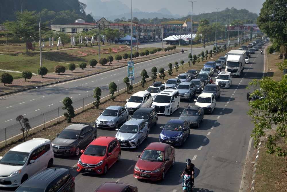 Kenderaan perantau bertali arus memasuki bandar Gua Musang ketika tinjauan Bernama pada Sabtu.