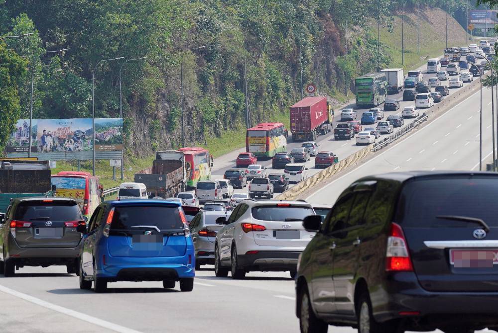 Pertambahan kenderaan ke arah Pantai Timur apabila sebahagian warga kota pulang ke kampung halaman masing-masing yang dirakam di Plaza Tol Gombak menghala ke Genting Sempah pada Sabtu. Foto Sinar Harian ROSLI TALIB