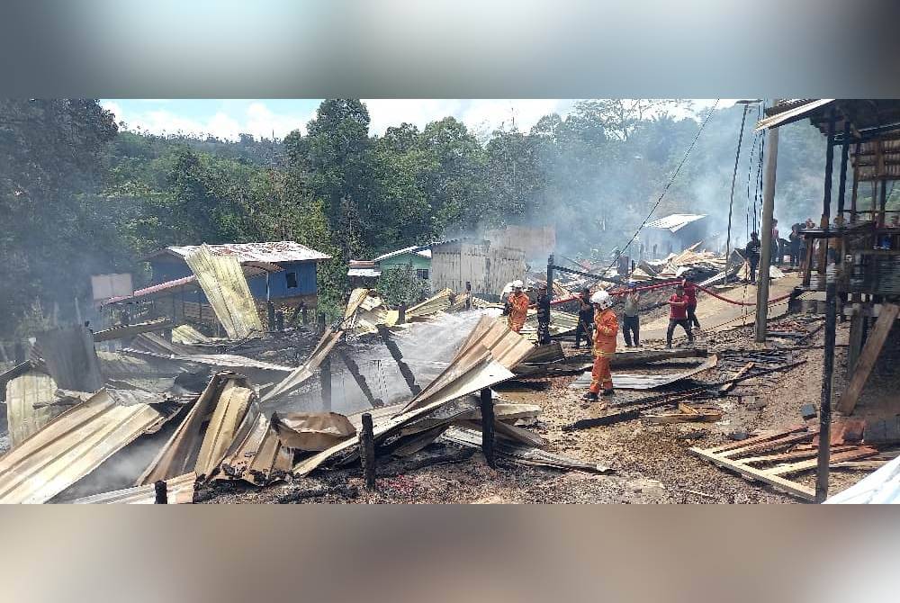 Operasi memadamkan bara api dilakukan oleh pasukan bomba dalam kebakaran di Kampung Tikandis, Jalan Sepulut, Sook, Nabawan.