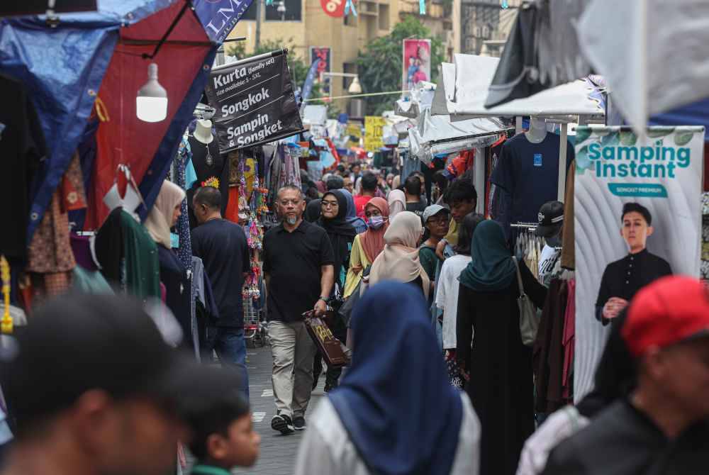 Orang ramai memanfaatkan cuti hujung minggu bagi membuat persiapan akhir membeli kelengkapan sempena Hari Raya Aidilfitri ketika tinjauan di sekitar Jalan Tuanku Abdul Rahman pada Sabtu. Foto Bernama