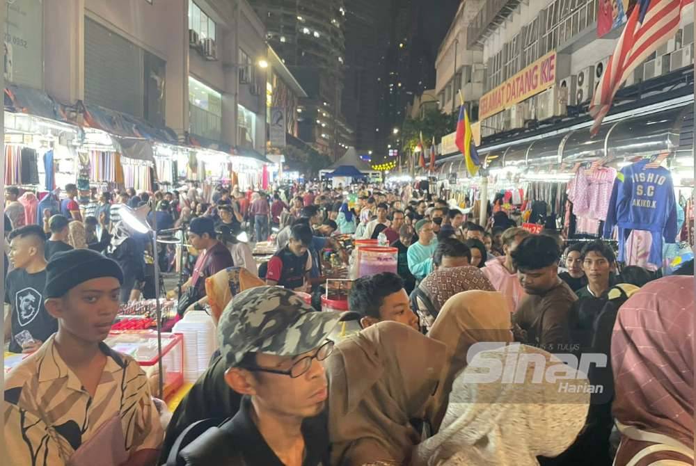 Orang ramai memanfaatkan cuti hujung minggu bagi membuat persiapan akhir membeli kelengkapan sempena menyambut Hari Raya Aidilfitri di sekitar Jalan Tuanku Abdul Rahman, Kuala Lumpur pada malam Sabtu. Foto Sinar Harian - MUHAMMAD SHAMSUL ABD GHANI