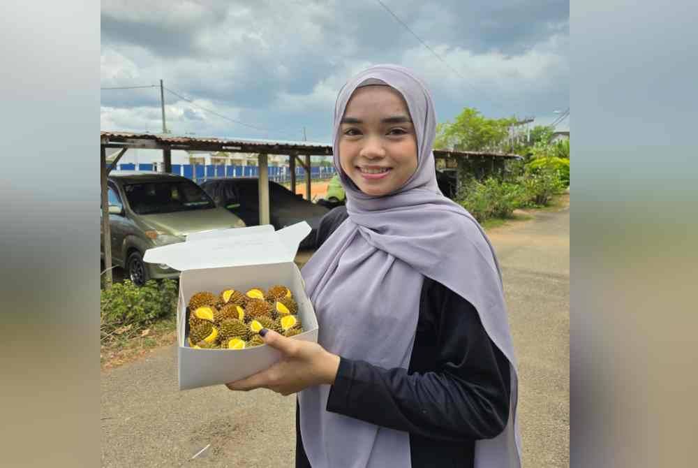 Noor Fahera Atikah menunjukkan kuih durian cheese tart yang akan dihantar kepada pelanggan di sekitar daerah Marang dan Kuala Terengganu.