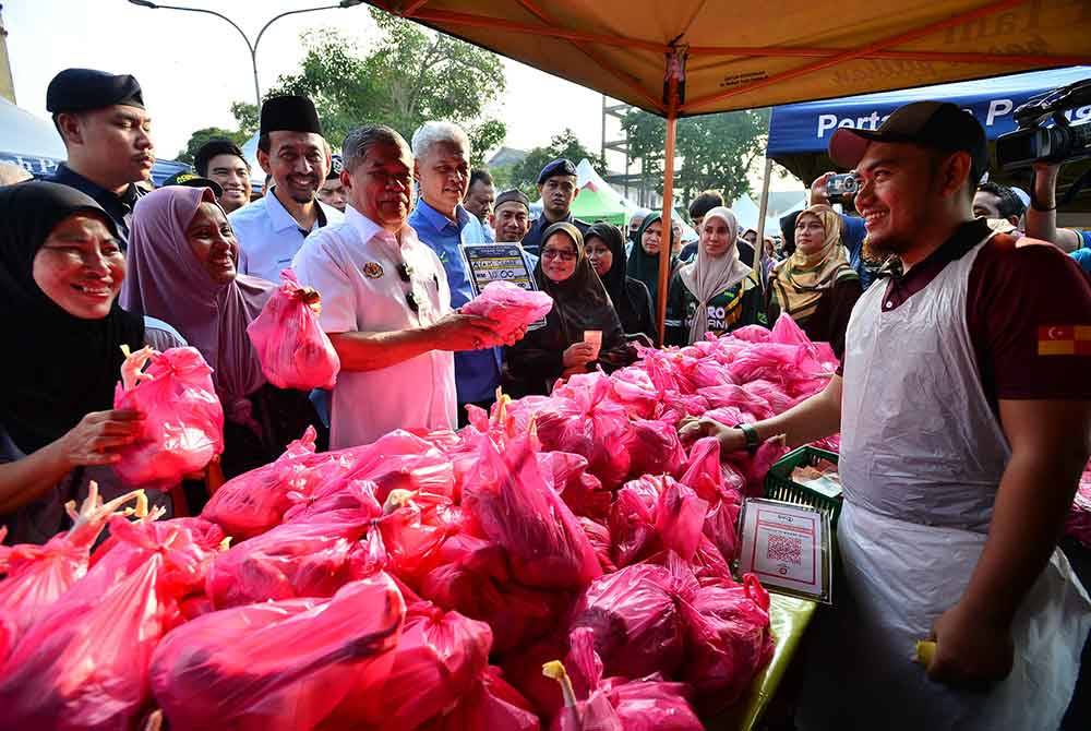 Mohamad meninjau gerai usahawan ketika Majlis Pelancaran Semarak Agro Madani Peringkat Kebangsaan 2024 di Pasar Tani Taman Seri Andalas pada Sabtu. Foto Sinar Harian-ASRIL ASWANDI SHUKOR.