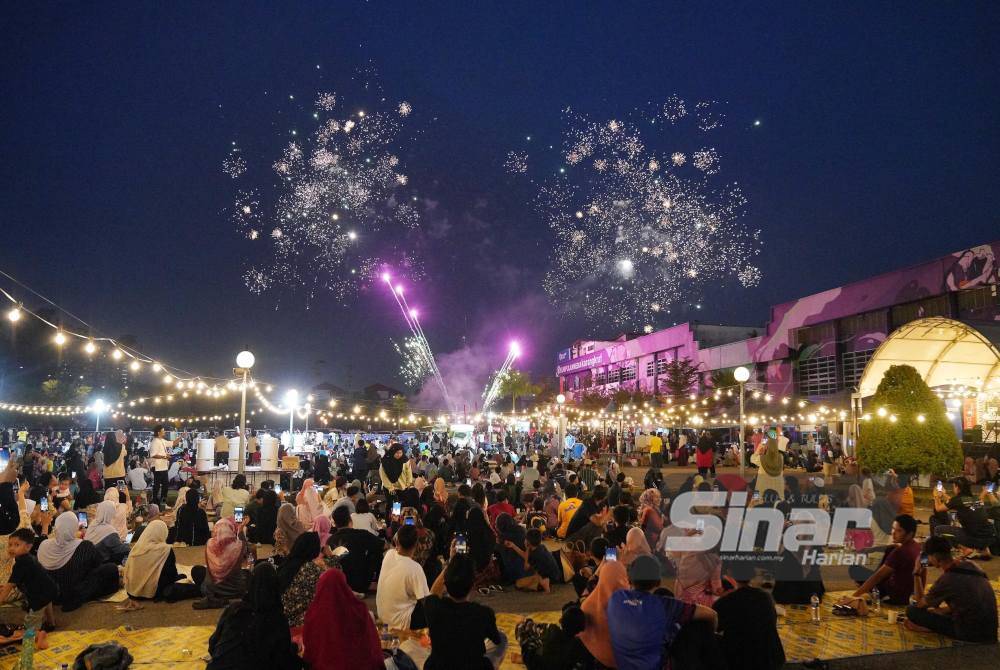 Pertunjukan bunga api menghiasi hari terakhir Iftar Ala Madinah@Karangkraf 2024 pada Jumaat.