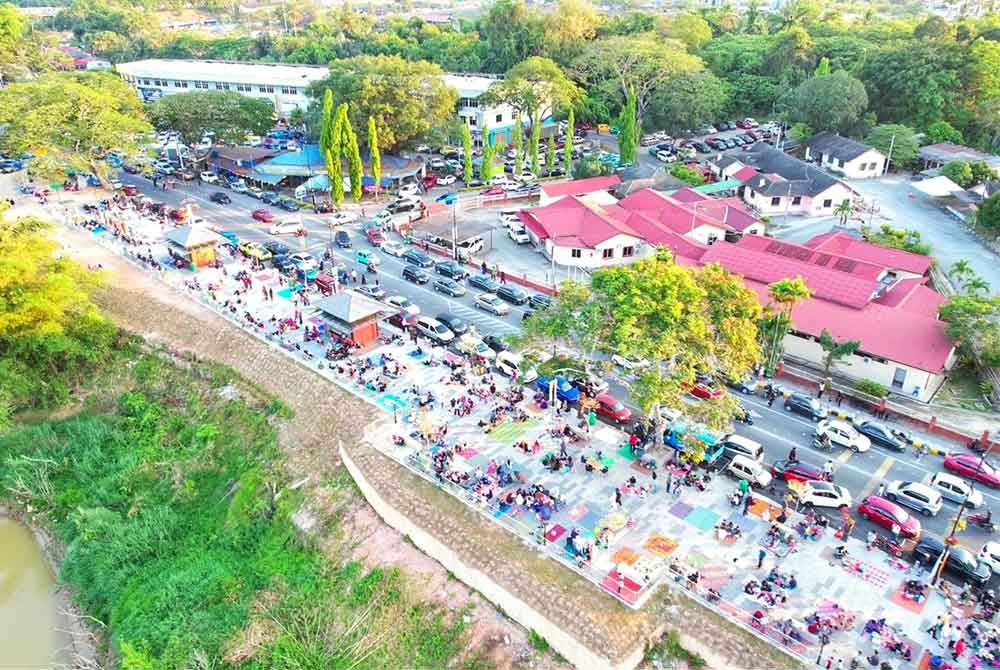 Iftar terpanjang di tebing Sungai Pahang di Esplanade Temerloh 1 dan 2 dengan jarak 2,168 meter.