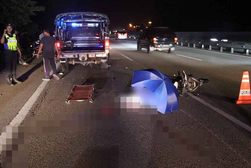 Seorang penunggang motosikal maut selepas terlibat nahas dengan dua lori tunda di Kilometer 249.1 Lebuhraya Utara Selatan arah Selatan pada Sabtu.