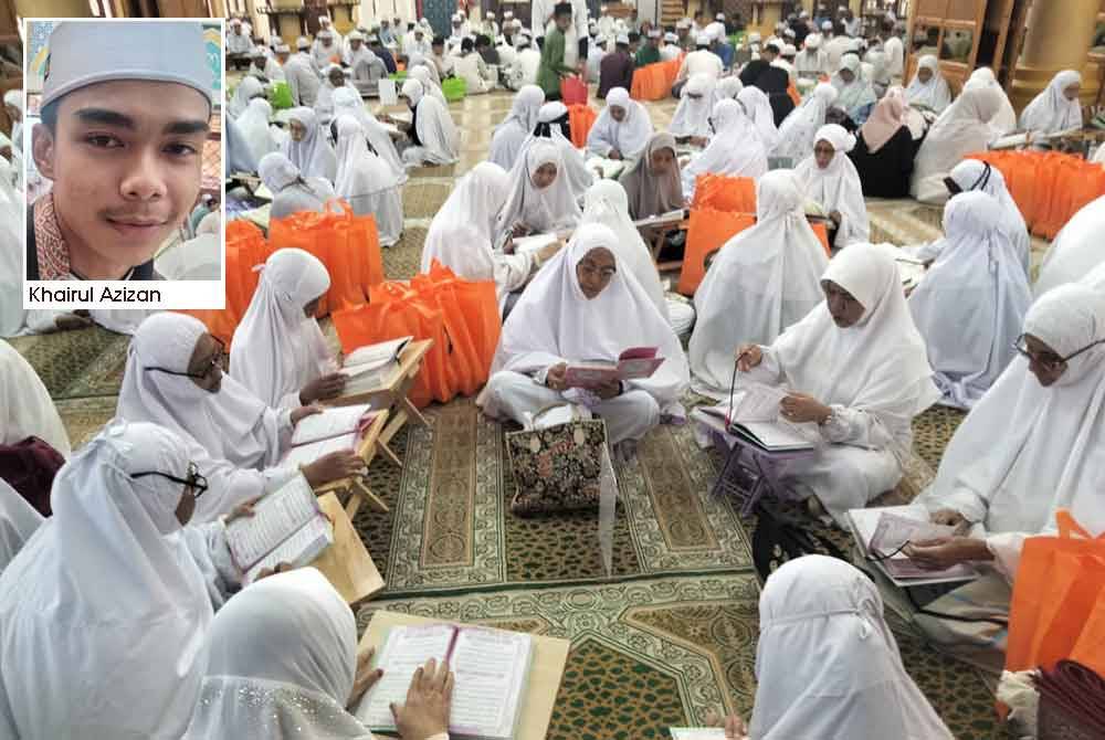 Jemaah membaca al-Quran sempena Program Tadarus dan Khatam Al-Quran Serta Berbuka Puasa Perdana di Masjid Jubli Perak Sultan Ismail Petra.