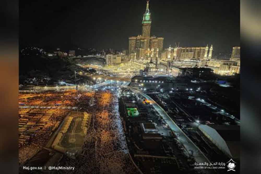 Foto Kementerian Haji dan Umrah Arab Saudi menunjukkan jemaah memenuhi saf di Masjidil Haram dan melimpah keluar hingga lebih satu dan dua kilometer.