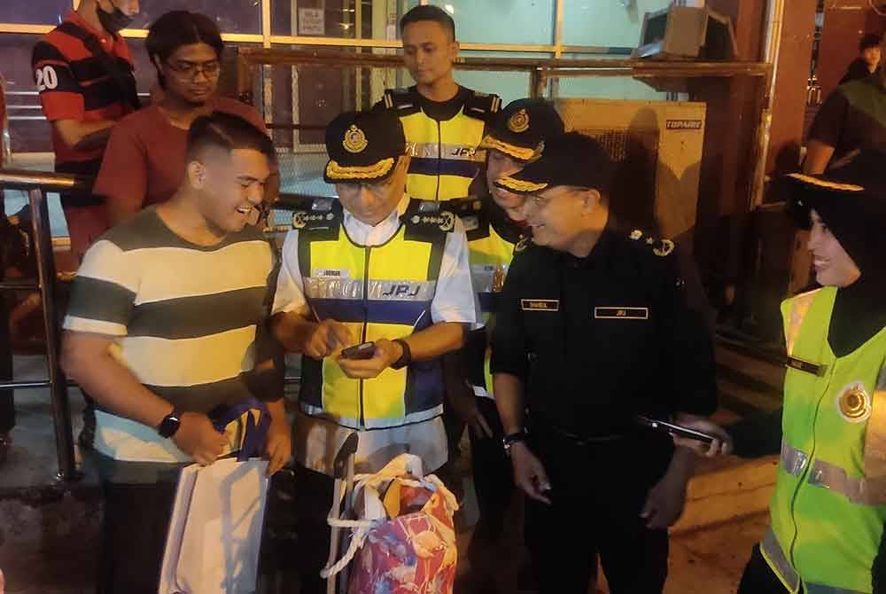 Lokman (tiga kiri) semasa beramah mesra dengan pengguna perhidmatan awam semasa Ops Khas HRA 2024 di Terminal Bas Shahab Perdana, Alor Setar pada malam Sabtu.