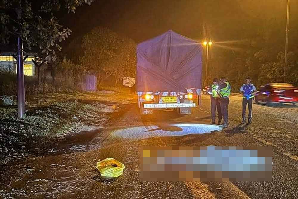 Pelayan kedai makan maut selepas motosikal ditunggangnya hilang kawal dan bergesel bahagian sisi tayar belakang kiri sebuah lori di Jalan Pintasan Kuantan berhampiran tangki air Semambu pada Sabtu malam. -Foto: FB Polis Trafik Kuantan