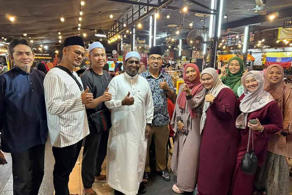 Muhammad Farhan (empat dari kiri) bergambar bersama peserta Majlis Buka Puasa Warga Emas/Asnaf yang dianjurkannya di sebuah restoran di ibu kota. - Foto: FB Cikgu Param.