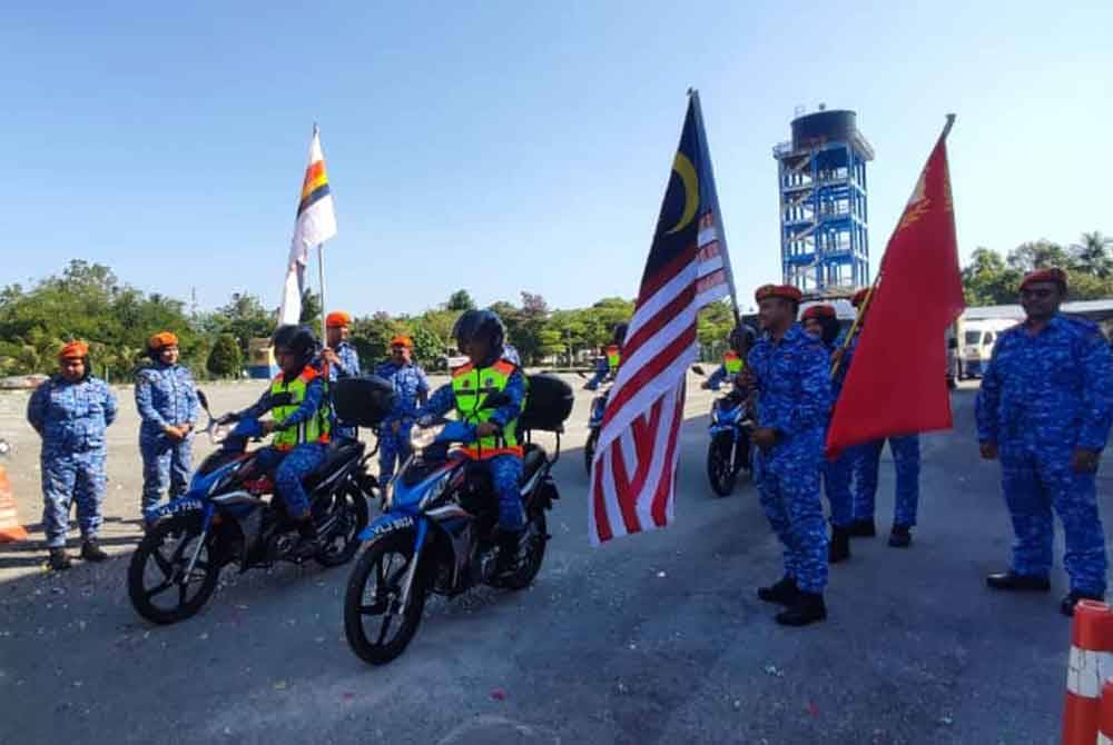 Zairil Anuar (tiga dari kanan) membuat pelepasan Majlis Flag Off Op Prihatin Sempena Perayaan Aidilfitri 2024 di Kompleks APM Kota Setar pada Ahad.