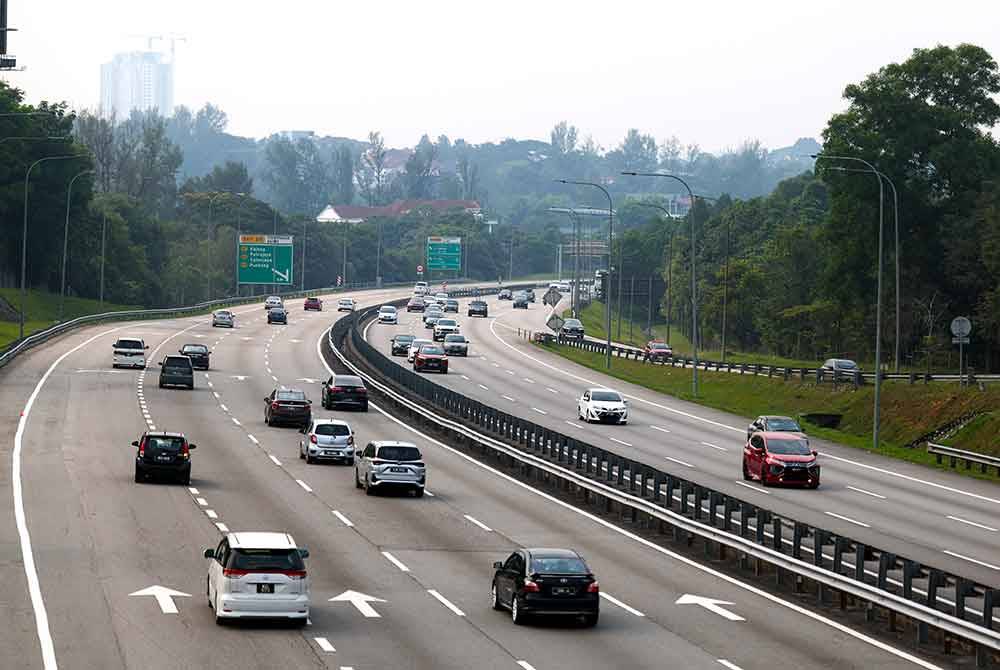 Aliran trafik di Plaza Tol Sungai Besi lancar walaupun bilangan kenderaan semakin bertambah berikutan warga kota mula pulang ke selatan tanah air untuk menyambut Hari Raya Aidilfitri ketika tinjauan Bernama di Plaza Tol Sungai Besi dan Lebuhraya Utara Selatan (PLUS) arah selatan pada Ahad. Foto Bernama