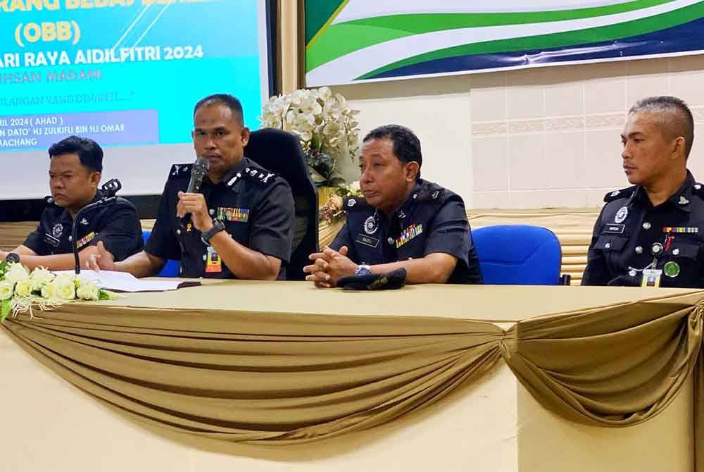 Mohd Nasir (dua,kiri) memberikan kata-kata nasihat kepasa prospek yang terpilih menerusi Program Pelepasan Orang Bebas Berlesen (OBB) Sempena Hari Raya Aidilfitri 2024 Ihsan Madani &#039;Kepulangan Yang Dinanti.