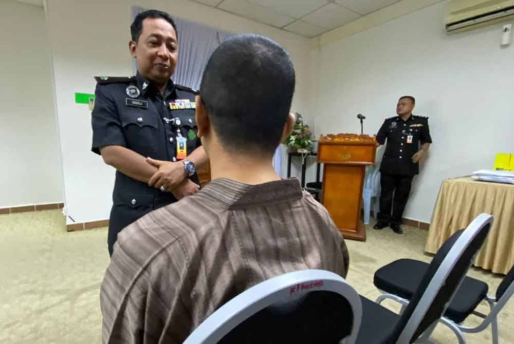 Isa berkongsi keterujaannya untuk menyambut Aidilfitri bersama anak tunggal perempuannya kepada Timbalan Penguasa Penjara, Mohd Sazeli Mohd Noor pada Program Pelepasan OBB di PPA Machang pada Ahad.