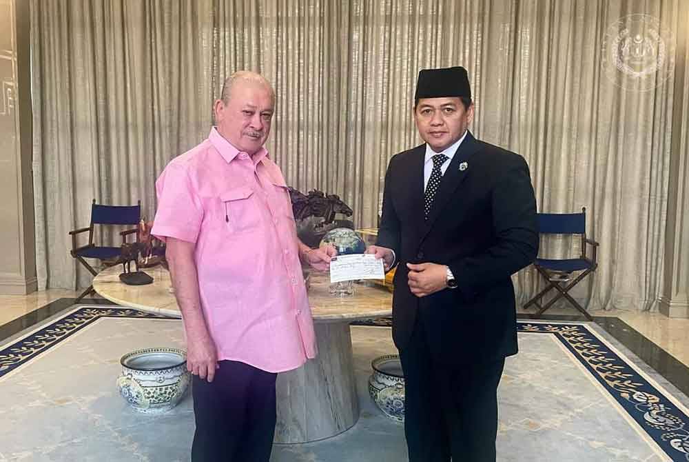 Sultan Ibrahim menyerahkan cek zakat berjumlah RM10 juta kepada Nasri. Foto Facebook Sultan Ibrahim Sultan Iskandar.