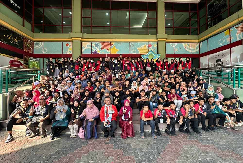 Seramai 100 anak yatim diraikan dan dibawa membeli baju raya oleh Pusat Jagaan Anak Yatim Smart IQ.