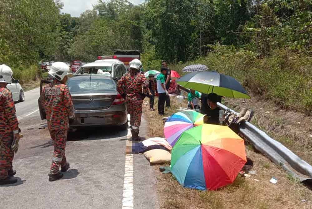 Dua individu dilaporkan maut dalam nahas dua kenderaan di Jalan Gerik - Jeli pada Ahad. - Foto:Bomba