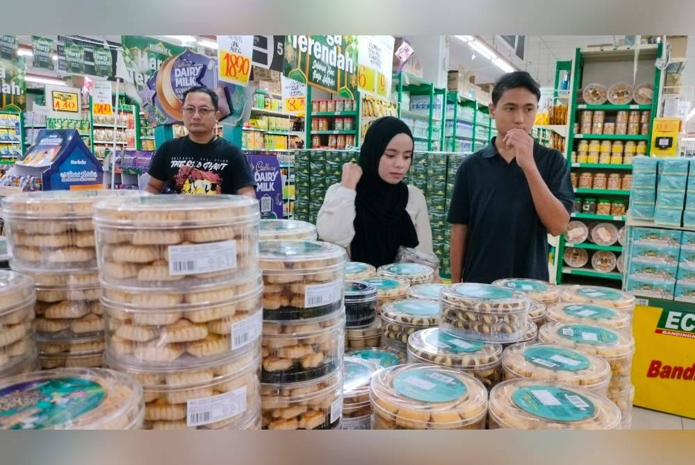 Nurul Fatin dan Adam Irfan memilih kuih raya sebagai persiapan sambutan Aidilfitri.