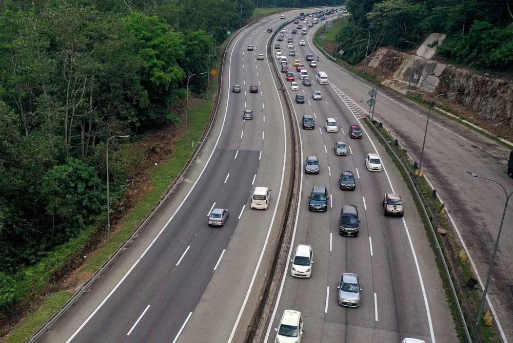 Pemandangan udara aliran trafik perlahan berikutan penambahan kenderaan di KM30 lebuh raya menuju ke Pantai Timur susulan pergerakan orang ramai untuk pulang ke kampung menjelang sambutan Aidilfitri ketika tinjauan aliran trafik pada Ahad. Foto Bernama