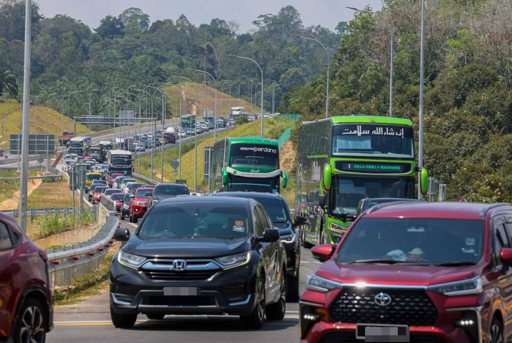 Jabatan Siasatan dan Penguatkuasaan Trafik Ibu Pejabat Polis Daerah Gua Musang melaksanakan kaedah penarikan sebagai langkah penyuraian trafik di laluan Gua Musang-Kuala Lipis dan Gua Musang-Kuala Krai. Foto Bernama