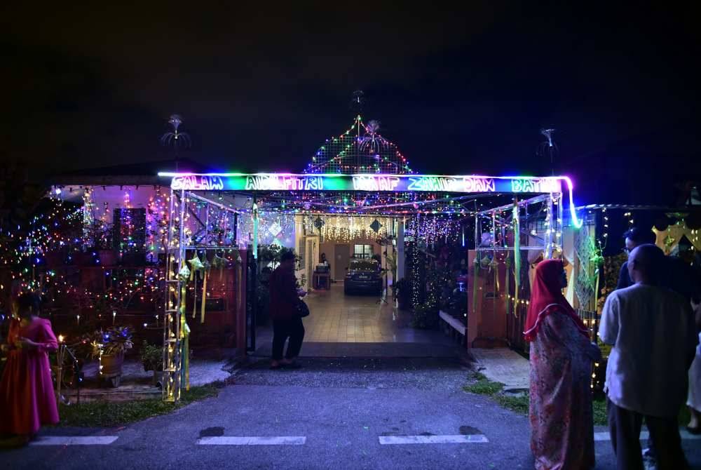 Terdapat rumah yang menampilkan pelbagai struktur seperti pintu gerbang yang dilengkapi lampu. Foto Bernama