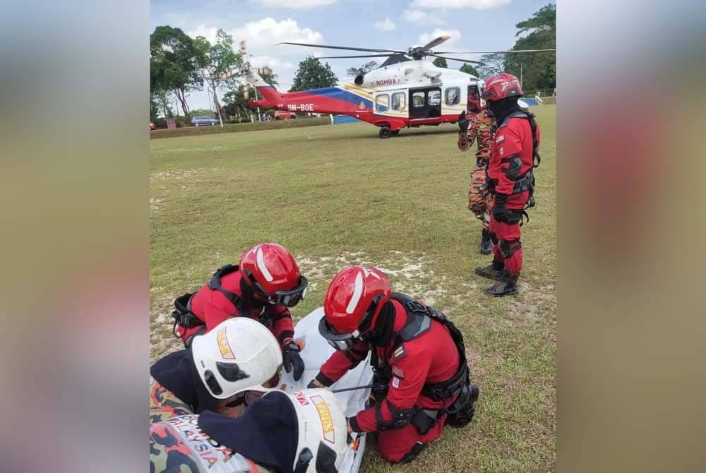 Operasi membawa keluar pemancing yang disyaki lemas di sungai Gunung Panti, Kota Tinggi menggunakan helikopter pada Ahad. Foto JBPM