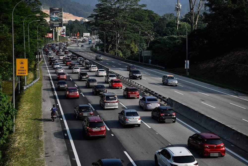 Aliran trafik di beberapa lebuh raya utama bergerak lancar setakat 10 malam ini. Foto Bernama