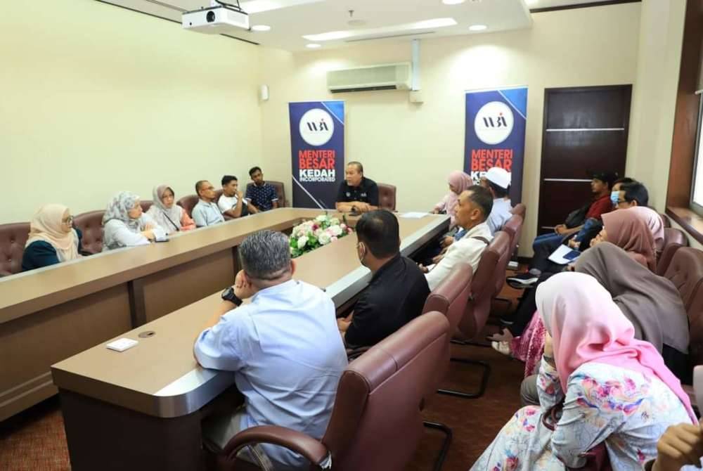 Zafir mengadakan pertemuan bersama 20 bekas kakitangan Kedah Agro Holdings Berhad (KAHB) di Wisma Darul Aman, Alor Setar pada Ahad. Foto Ihsan MBI KEDAH