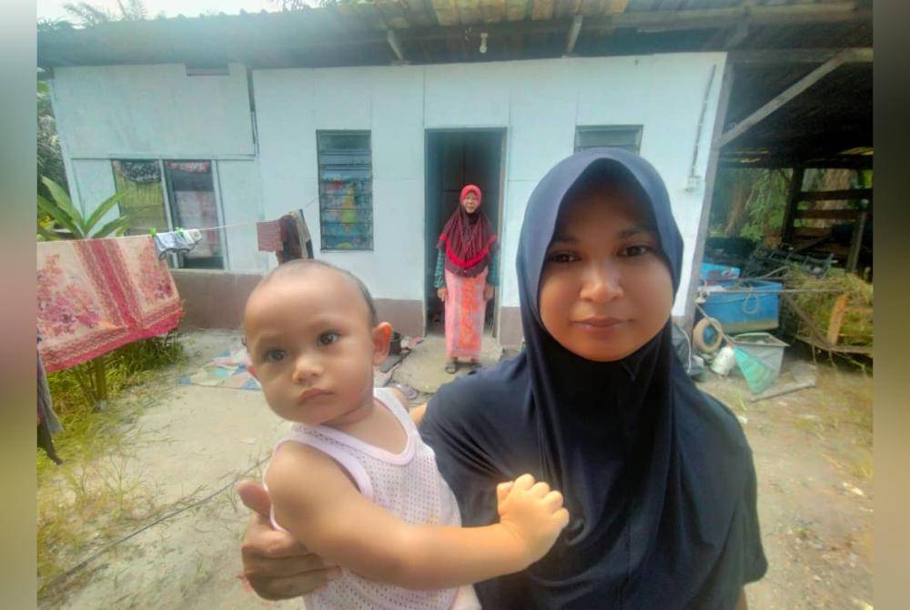 Nor Atikah bersama anaknya terpaksa menyewa rumah kecil di Kampung Sungai Serdang untuk meneruskan kehidupan.