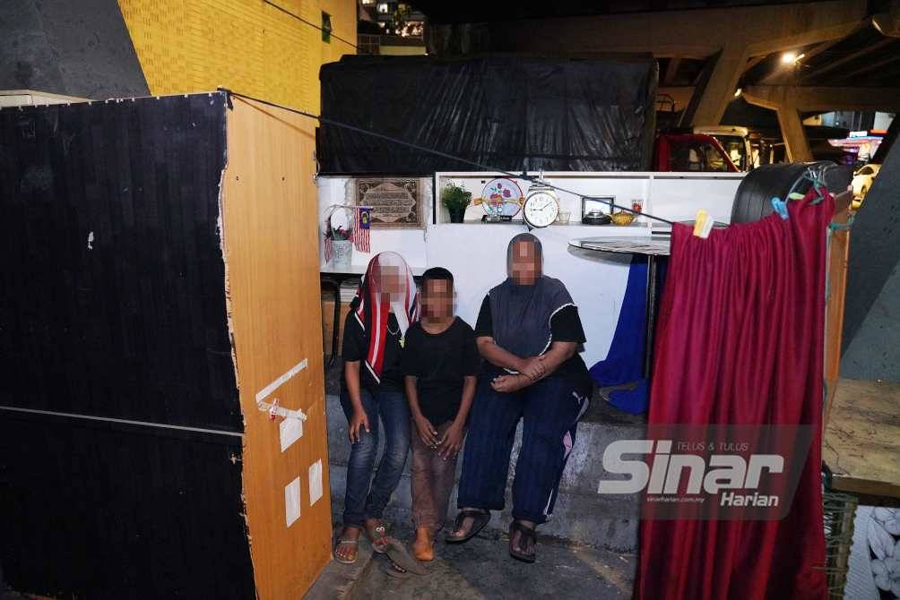 Rafidah dan anak-anaknya menunjukkan ruang tempat tidur mereka sejak tiga bulan lalu di bawah jambatan di Jalan Yew, di sini pada Sabtu. Foto Sinar Harian MOHD HALIM ABDUL WAHID