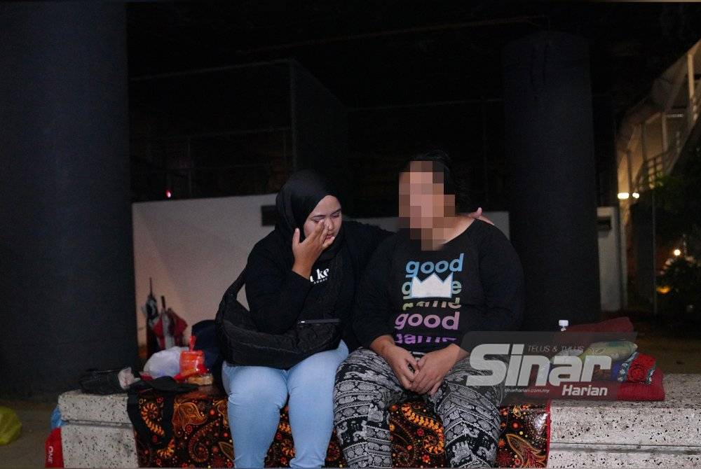 Wartawan sempat menyantuni gelandangan bernama Shafrina yang bakal memasuki tahun ketiga beraya di bawah jambatan. Foto Sinar Harian MOHD HALIM ABDUL WAHID