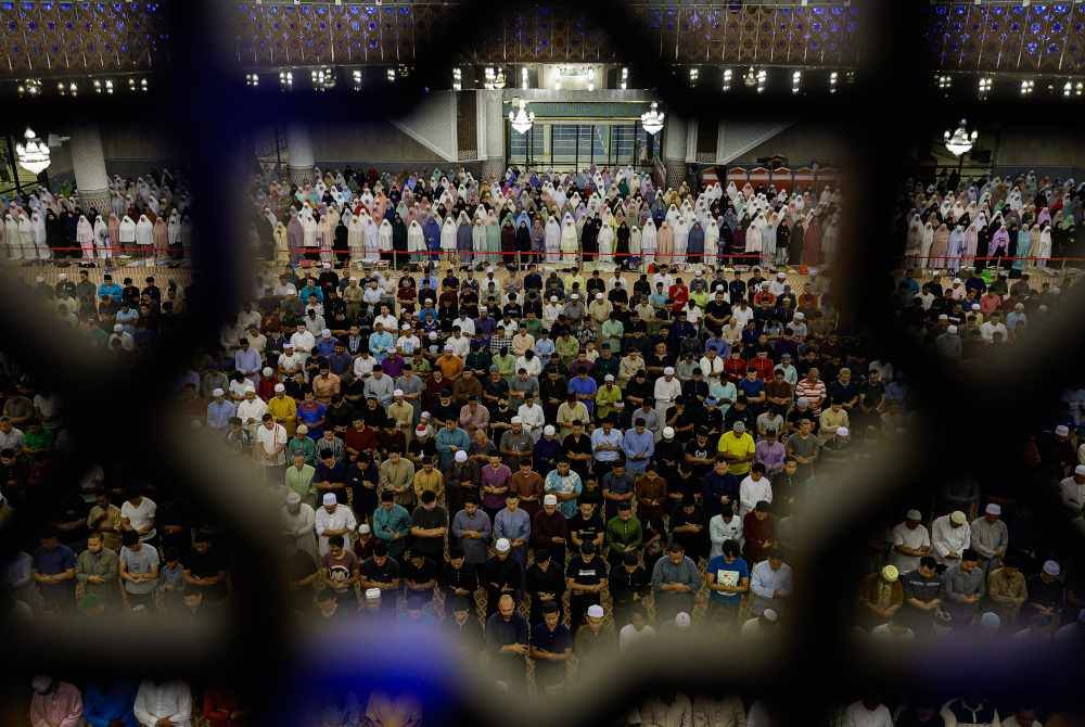 Masjid dan surau lebih meriah, dipenuhi jemaah yang hadir untuk tarawih. Gambar hiasan Foto Bernama