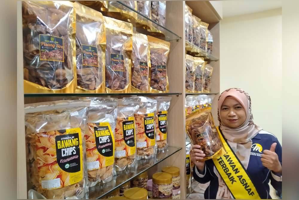 Siti Zahira menunjukkan pisang sira yang paling laris terjual sempena Hari Raya Aidilfitri tahun ini di Anjung Usahawan MAIPk, Angsana Mall, Ipoh.