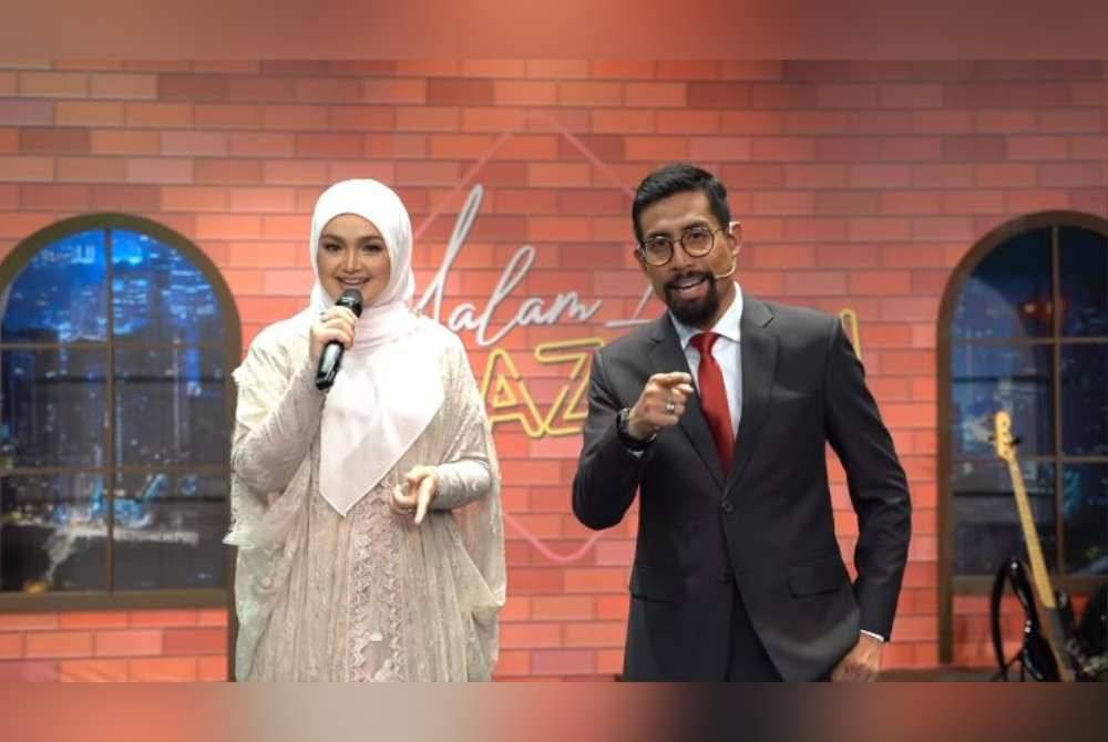 Ustaz Don (kiri) melagukan selawat dengan menggunakan lagu Cindai berduet dengan Siti Nurhaliza untuk satu program TV.