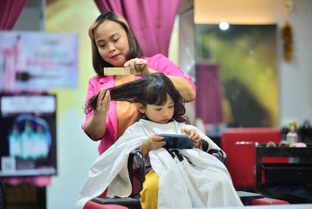 Christine menyediakan perkhidmatan gunting rambut kepada lelaki dan wanita termasuk satu ruangan untuk Muslimah.