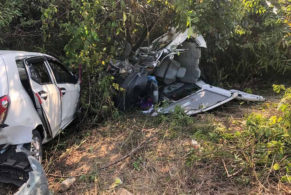 Keadaan kenderaan yang terlibat dalam kemalangan di Kilometer 27 Jalan Gua Musang-Kuala Krai pada Ahad