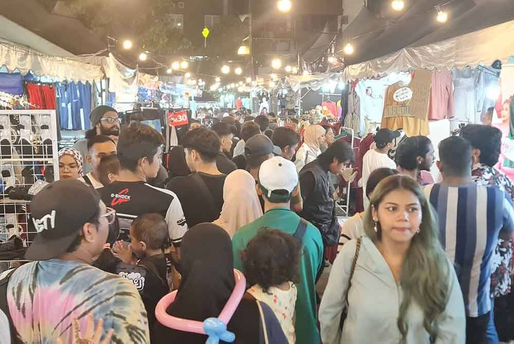 Jalan TAR sesak dengan kehadiran orang ramai membeli persiapan hari raya pada malam Ahad.